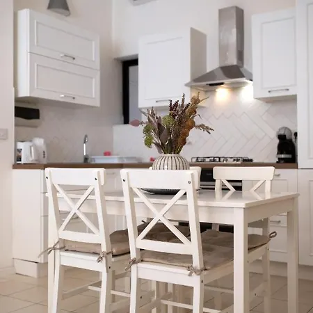 Cozy 3bedrooms Steps From Seafront Asco1-1 Apartamento